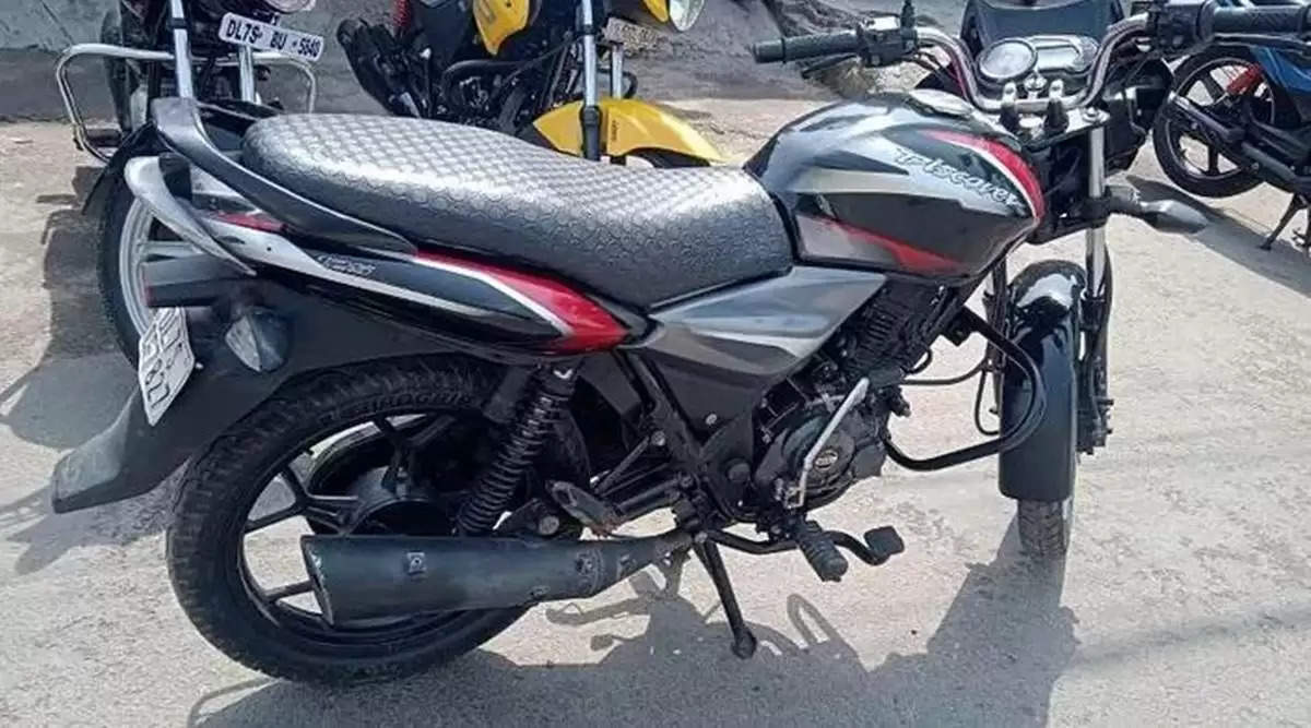 Bajaj Discover, which has run 20,000 km, is being sold here, gives a mileage of 65 kmpl