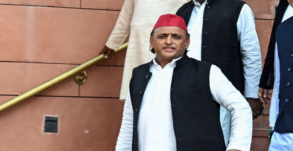 Akhilesh Yadav Pays Tribute to Late MLA Sudhakar Singh in Mau