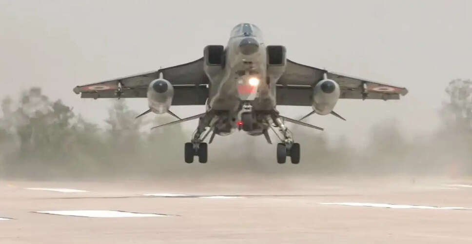 Indian Air Force Conducts Emergency Landing Exercise on Purvanchal Expressway