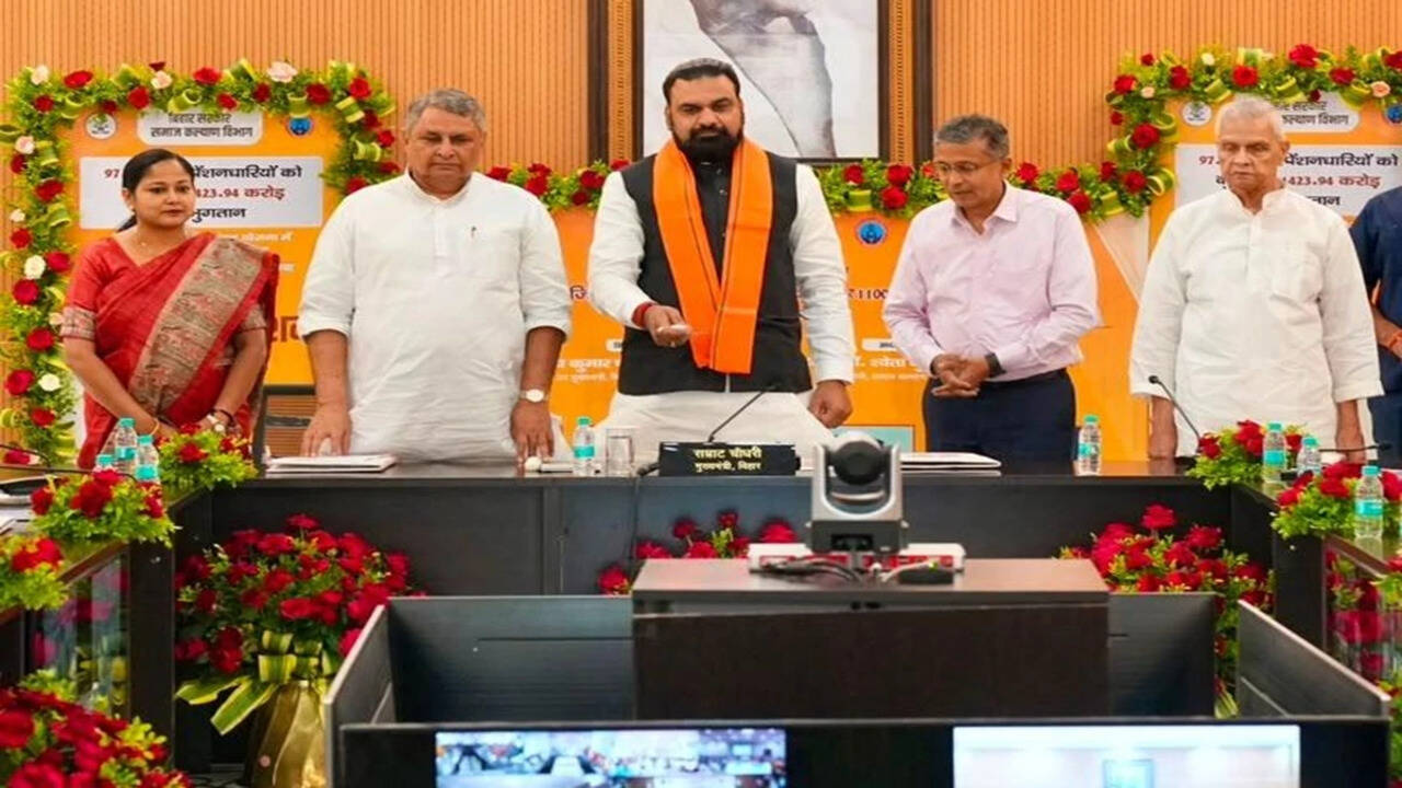 Bihar Chief Minister Transfers ₹1,423.94 Crores to Social Security Pensioners