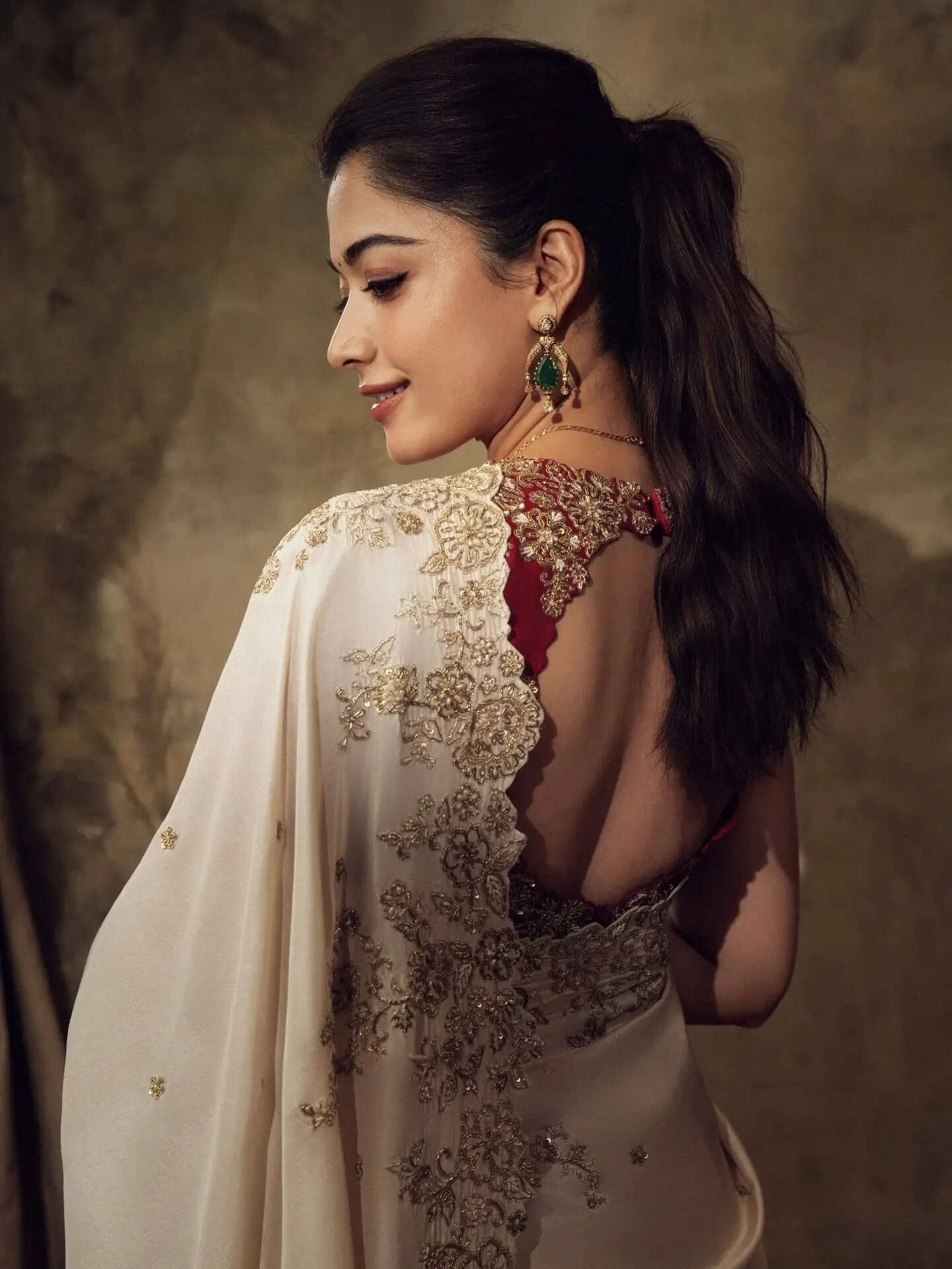 Rashmika Mandanna's Stunning New Photos Create Buzz in South Indian Cinema