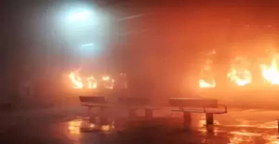 Tragic Fire on Tatanagar-Ernakulam Express Claims One Life and Endangers Many