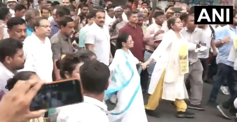 Mamata Banerjee Leads Protest March Against Hawker Evictions in Kolkata
