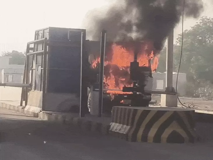 Major Fire Erupts in Dumper on Jhansi-Khajuraho Highway
