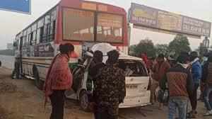 नोएडाः यमुना एक्सप्रेसवे पर इनोवा कार बस में पीछे से जा घुसी, 4 की मौत और एक घायल
