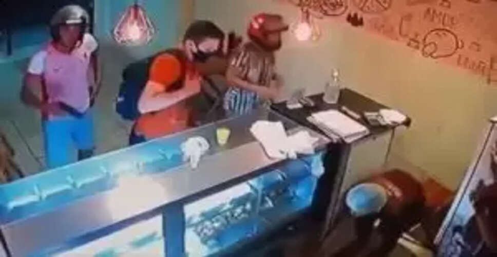 Unexpected Twist: Armed Robbers Face Off Against a Brave Customer in Viral Video