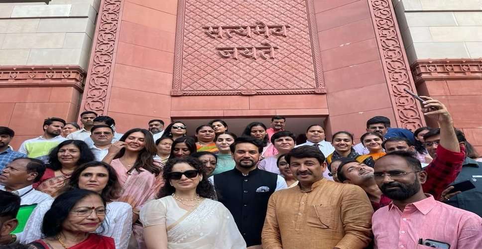 Kangana Ranaut, Esha Gupta laud women's reservation bill, visit new Parliament building