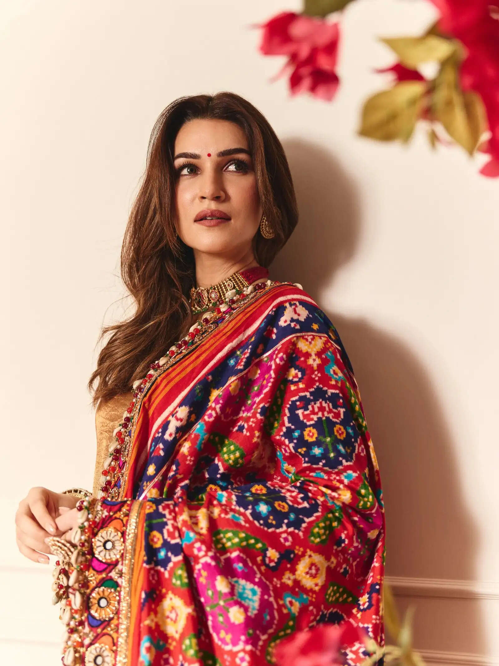 Kriti Sanon Dazzles in Ethnic Attire for Navratri Celebrations