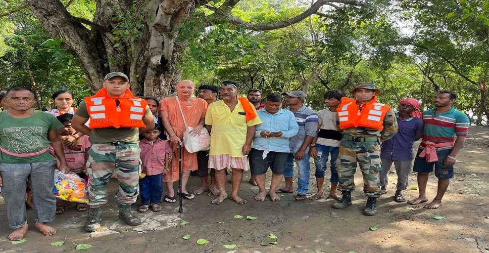 Indian Army rescues 12 stranded on Vyas Bet island amid heavy rain