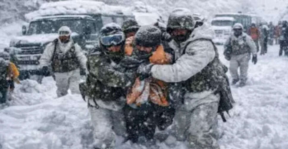 Indian Army Conducts Rescue Operation Amid Heavy Snowfall in Jammu and Kashmir