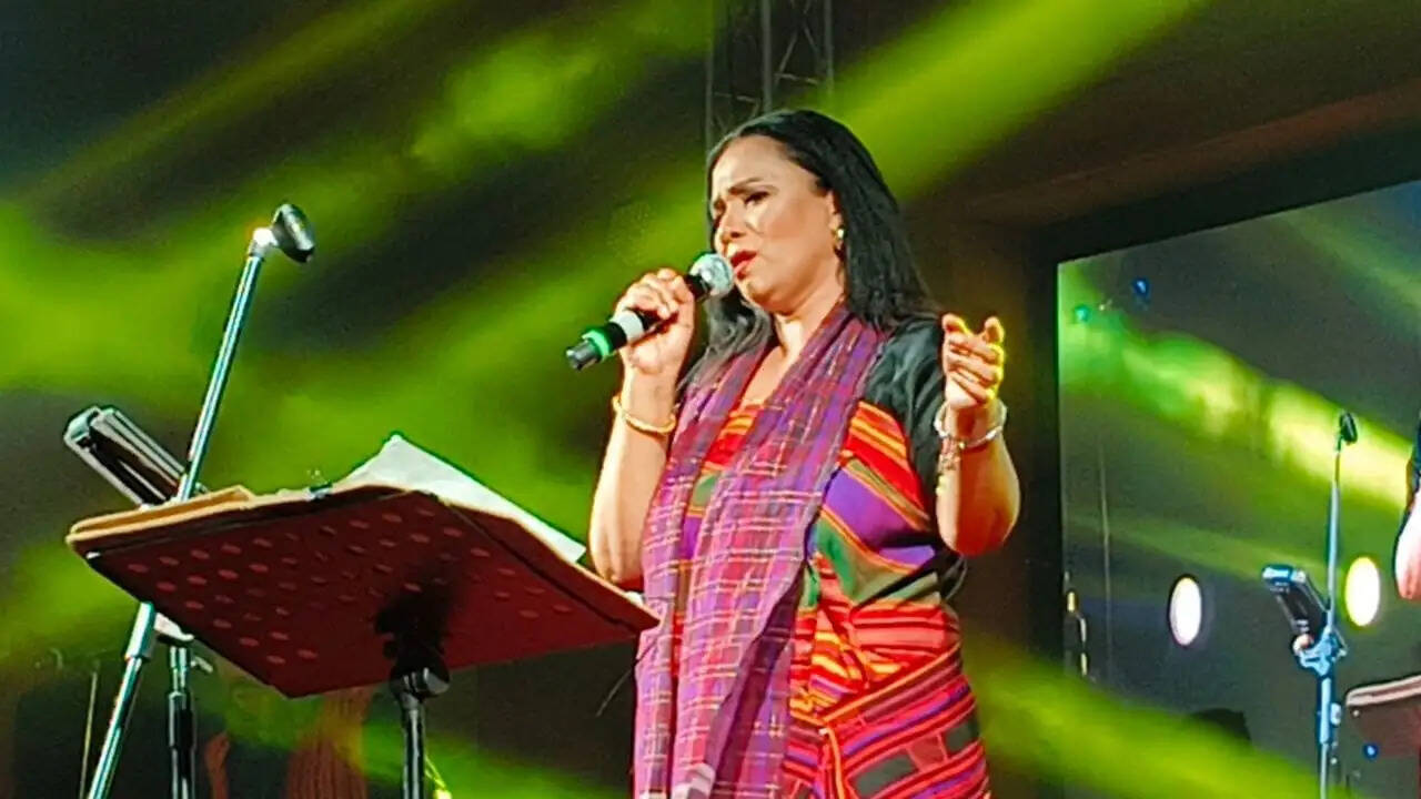 Chaos Erupts at Vaishali Festival During Kalpana Patowary's Performance