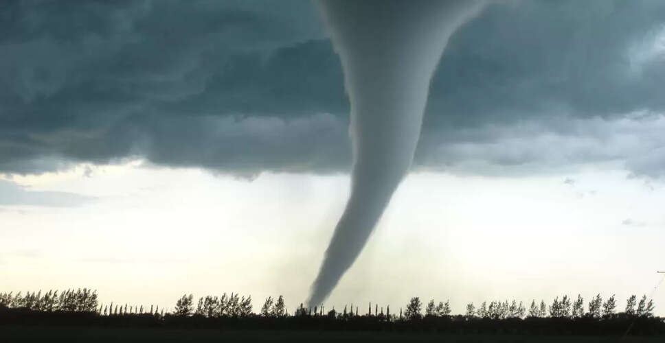 Tornado Sighted Near Rochester, Minnesota: Residents Urged to Take Shelter
