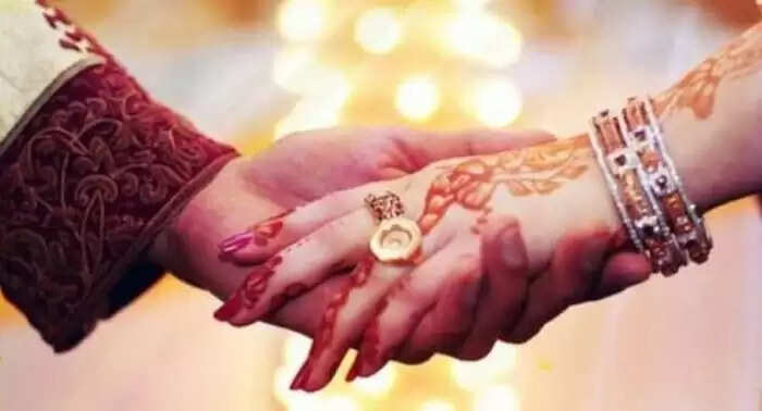 Bihar Woman Elopes with Lover and Marries on Train After Forced Marriage