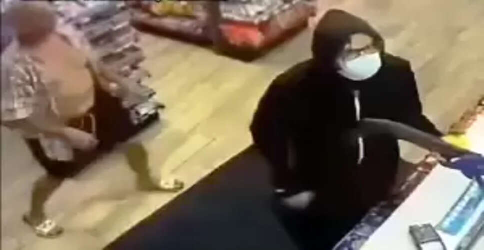 Elderly Hero Takes Down Armed Robber in Grocery Store: Watch the Viral Moment!