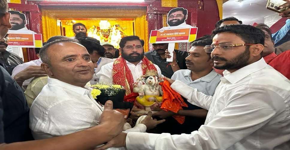 Maha CM prays at Ganeshotsav Mandal in J&K's Srinagar, goes to Kargil