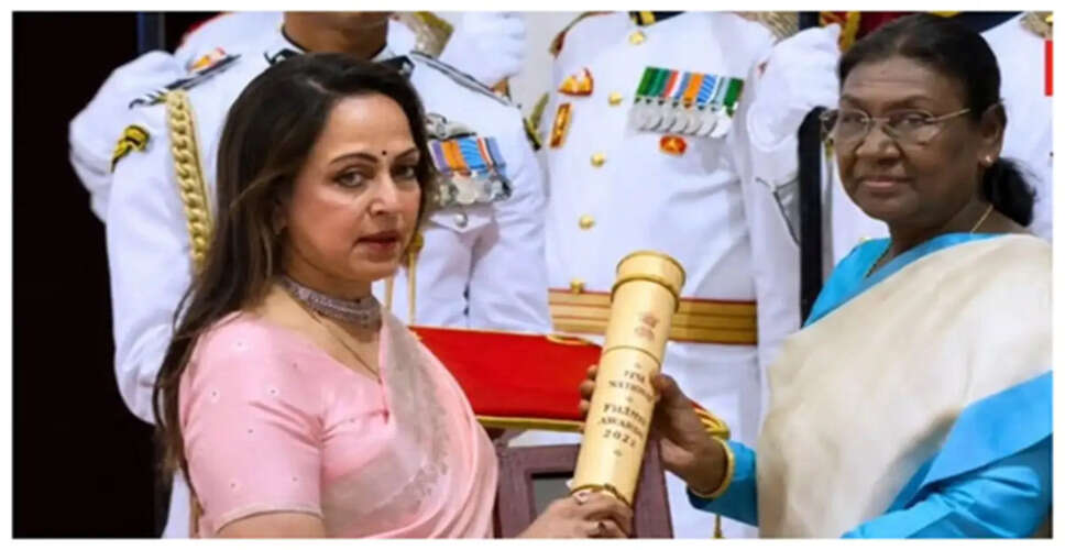 Hema Malini Receives Padma Vibhushan on Behalf of Late Husband Dharmendra