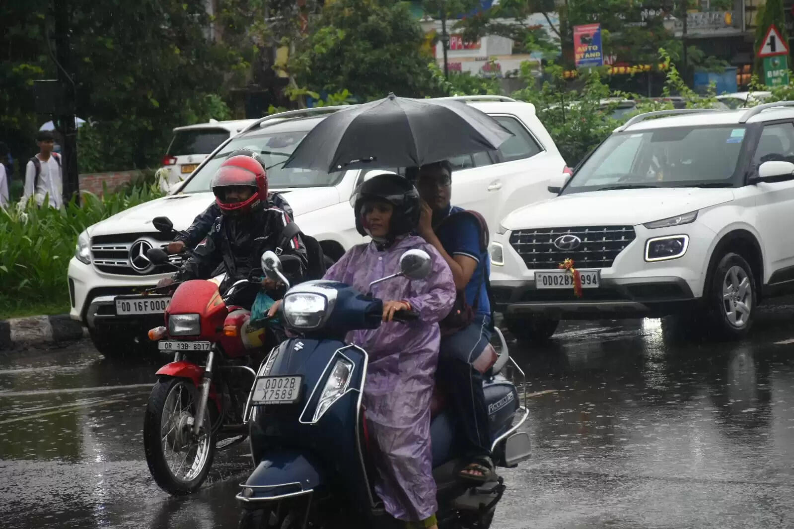 Experience the Vibrant Chariot Festival and Cultural Performances in Puri and Bhubaneswar!