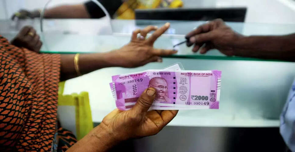 Indian Rupee Hits Record Low Amid Foreign Capital Outflows