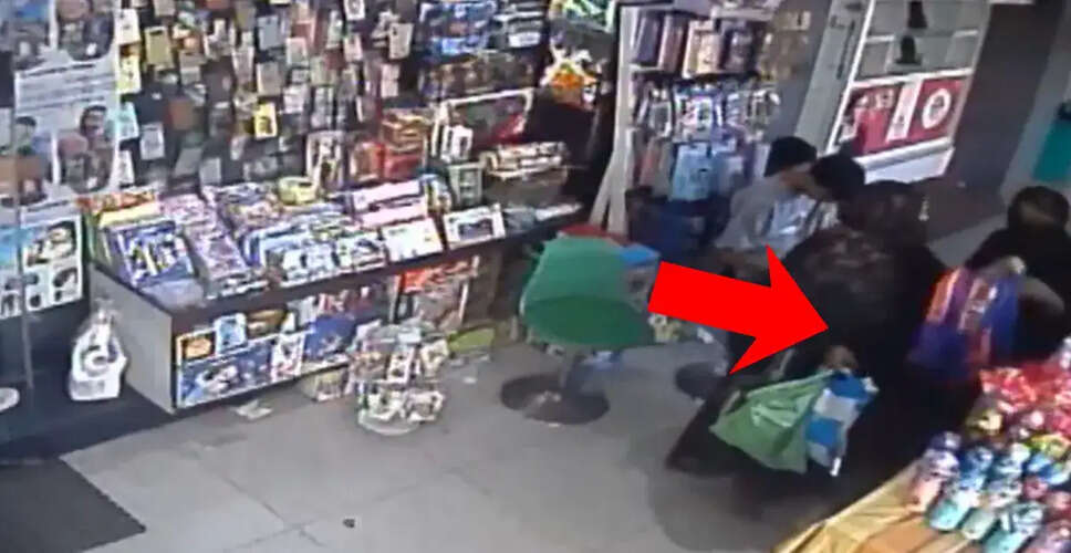 Muzaffarnagar Burqa Gang Caught on CCTV Stealing from Local Store