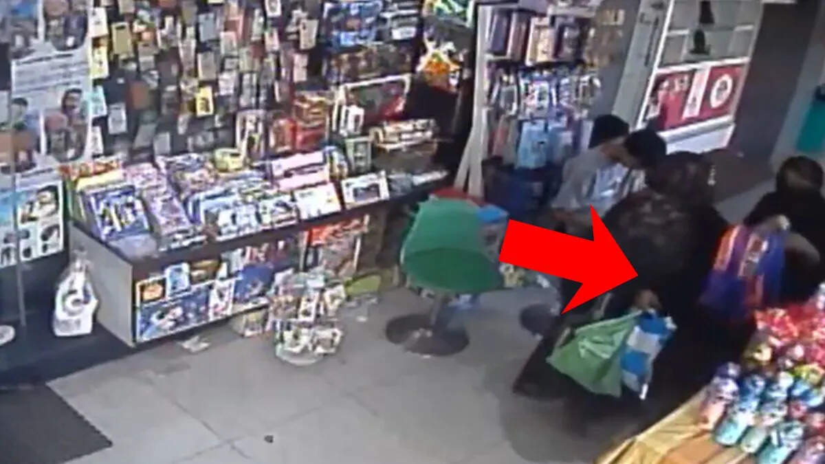 Muzaffarnagar Burqa Gang Caught on CCTV Stealing from Local Store