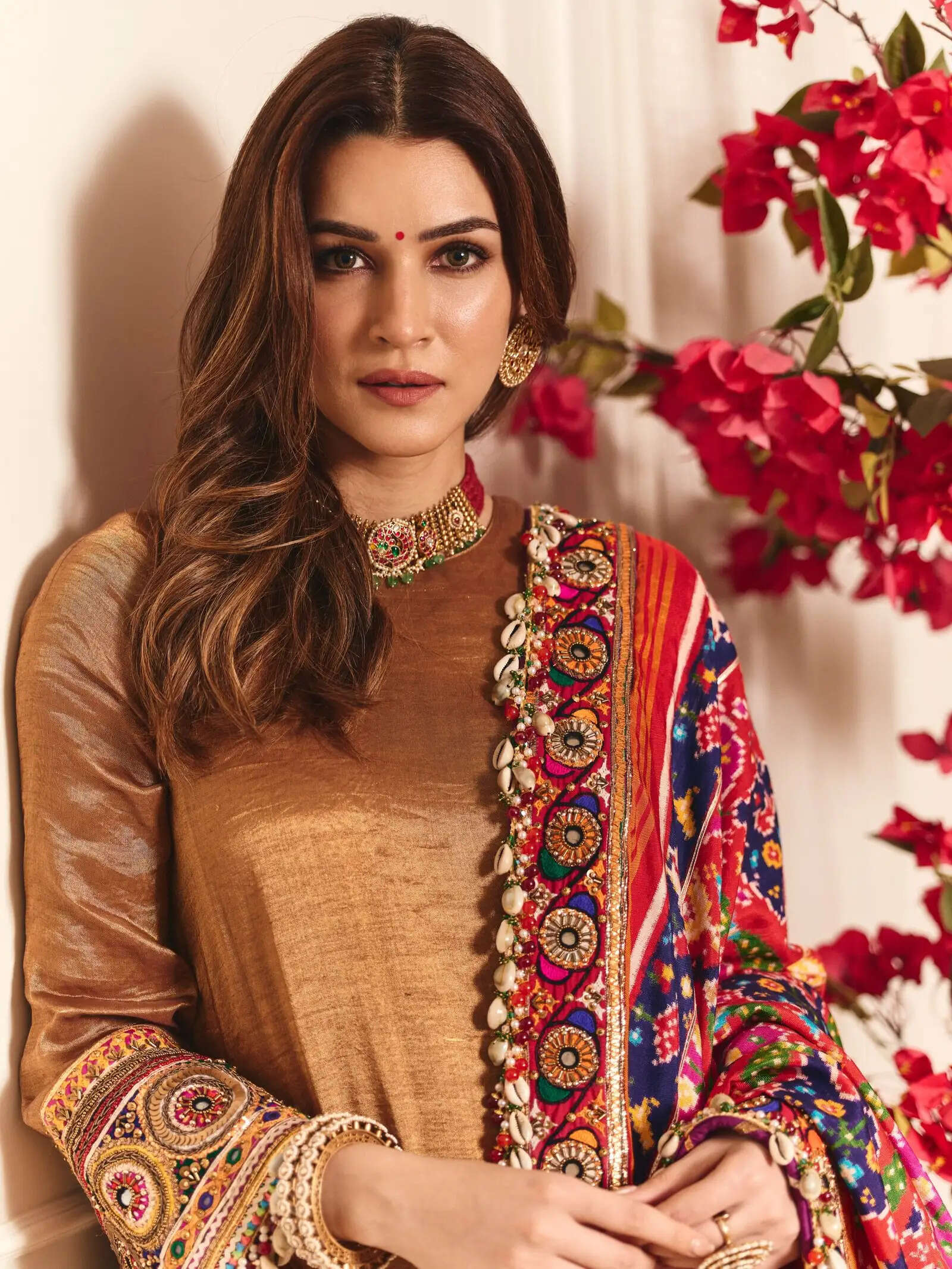 Kriti Sanon Dazzles in Ethnic Attire for Navratri Celebrations
