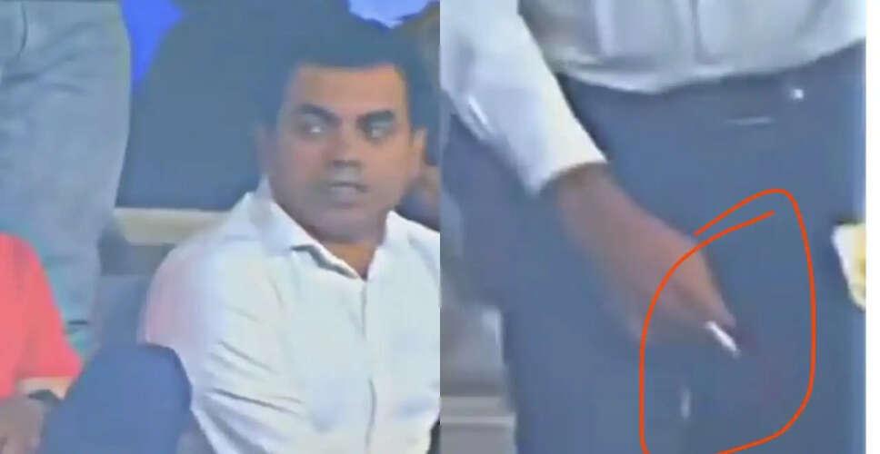 Controversy Erupts as Journalist Caught Smoking During PSL Match