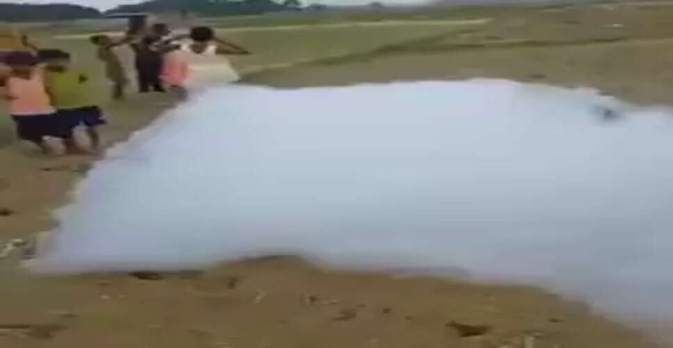 What&rsquo;s Falling from the Sky? Bizarre Video of Cloud-Like Particles Sparks Curiosity