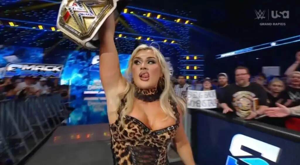 Naomi's Cash-In Attempts Foiled by Nia Jax on WWE Smackdown