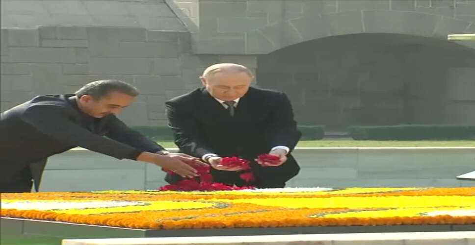 Vladimir Putin Pays Tribute to Mahatma Gandhi During India Visit