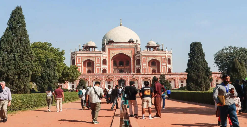 Delhi Residents Enjoy Pleasant Morning with Cooler Temperatures