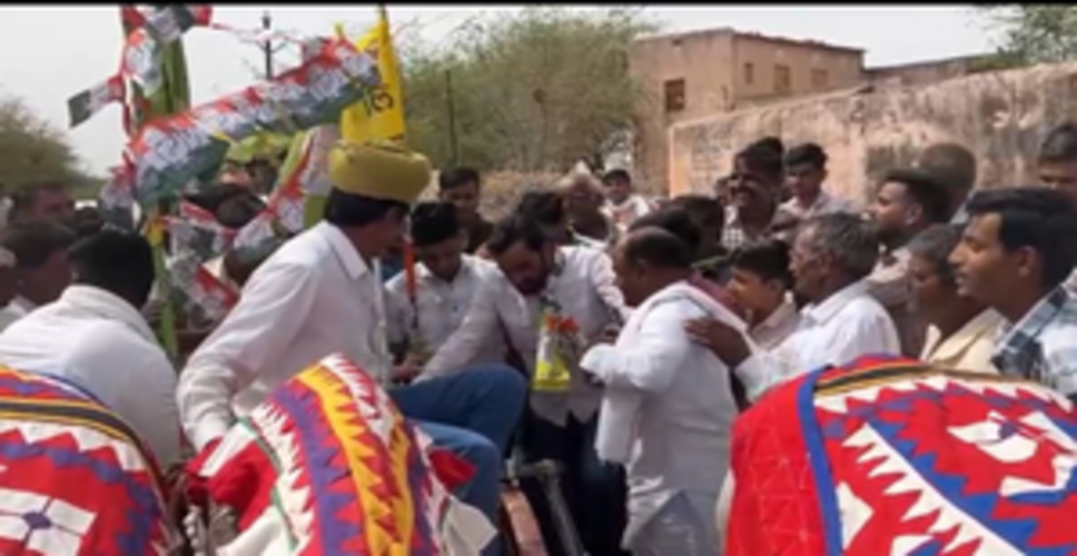 INDIA bloc candidate Beniwal campaigns on bullock cart in Nagaur