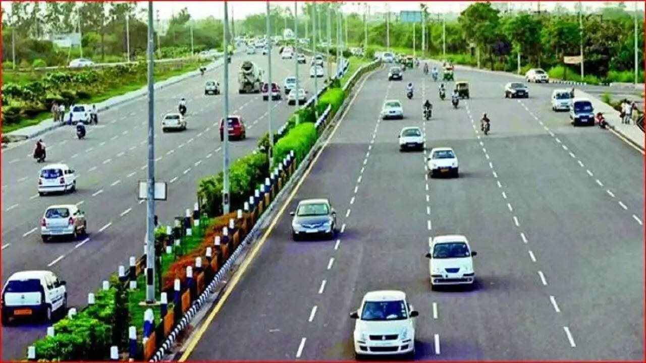 नोएडा एक्सप्रेसवे पर दो शवों की बरामदगी से मचा हड़कंप