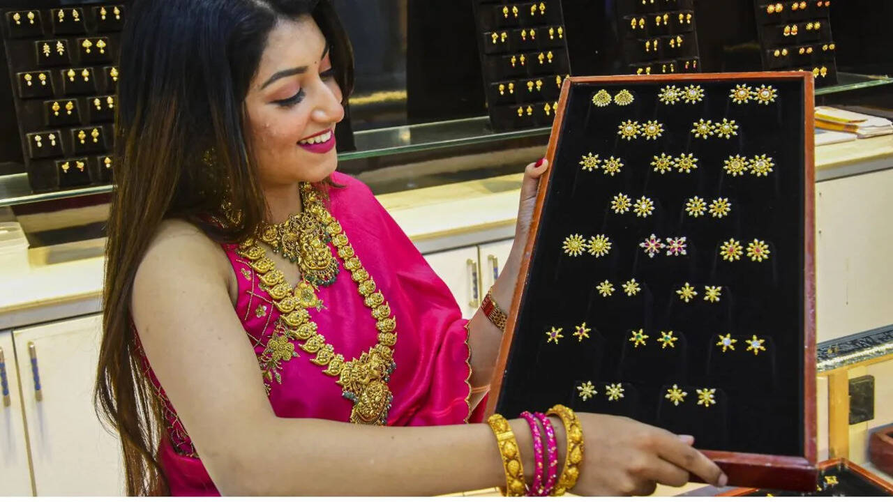 Gold Prices Drop Significantly While Silver Sees Increase