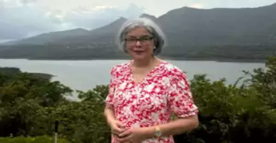 Zeenat Aman Remembers Helen's Impact on Bollywood Glamour