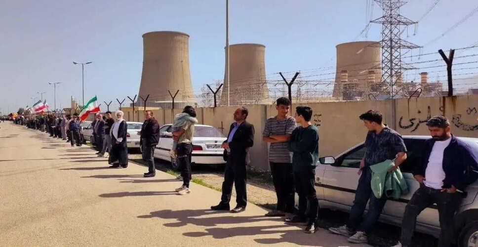 Civilians in Iran Form Human Chains Amid Rising Tensions with the US