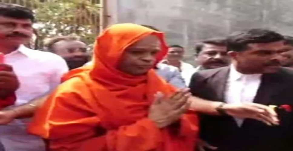 Lingayat mutt sex scam: K’taka HC stays investigation of cases against accused seer