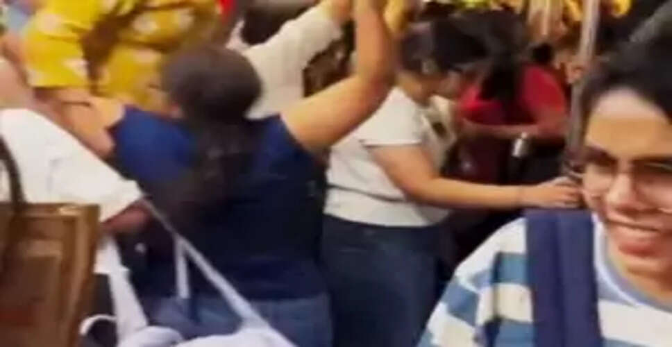 What Happened in the Delhi Metro? Shocking Viral Video of a Snake Causes Panic!