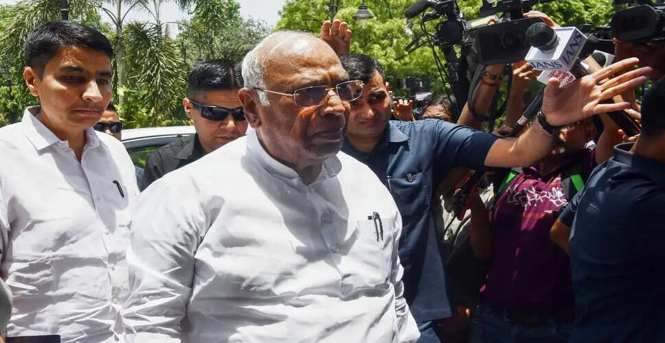 High-Drama Unfolds at Congress Event in Bengaluru