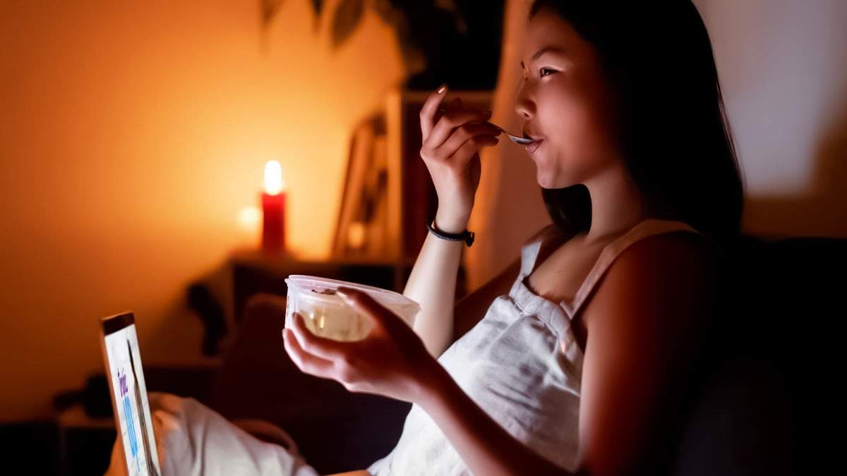 Late-Night Snacking for Weight Loss? Expert Insights Revealed