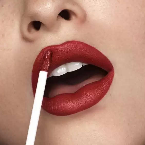 "Get Your Lips in Line: Discover How to Apply Lip Liner Properly for a Polished Look"