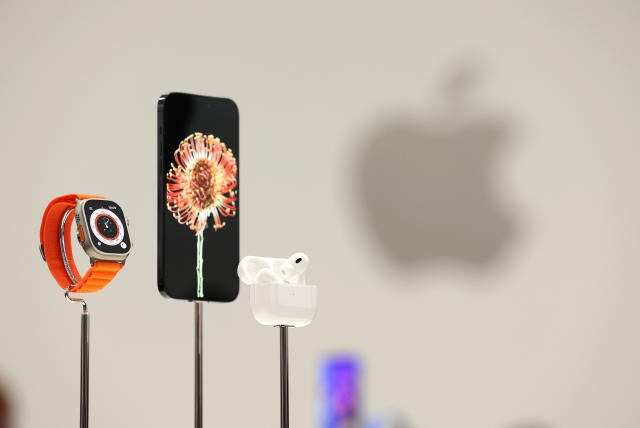 Apple iPhone Design Chief Enlisted by Jony Ive, Sam Altman to Work on AI Devices
