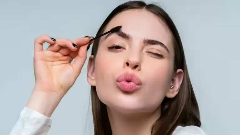 Thick Brows, No Effort: 5 Easy Ways to Grow Your Eyebrows Naturally