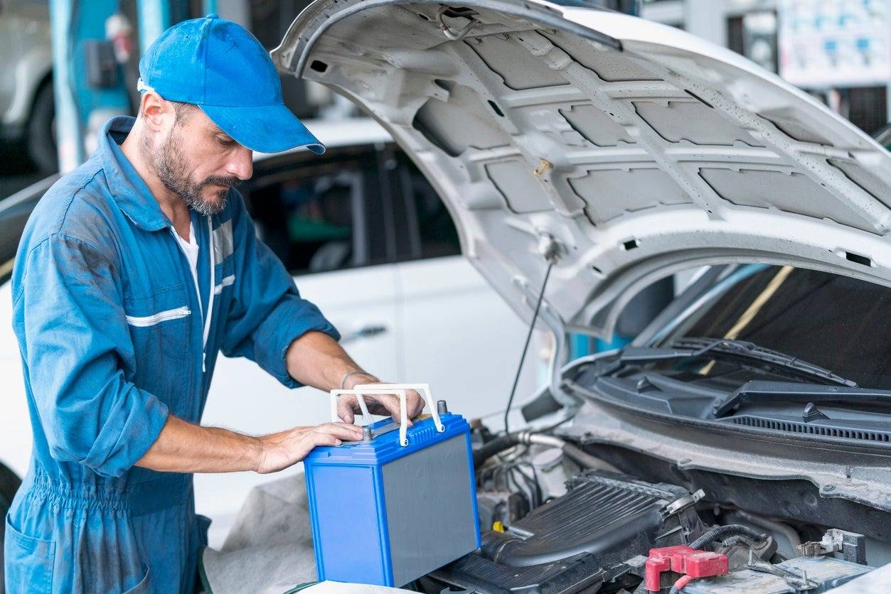 Step-by-Step Guide: Changing Your Car Battery Safely and Cost-Effectively