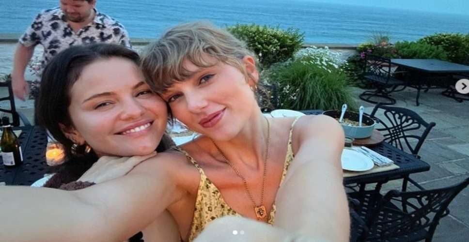 Selena Gomez Posts Adorable Selfies with Taylor Swift Kissing Her on the Cheek