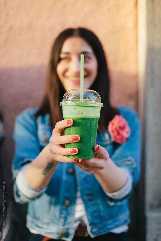 Juicing for Health: Unpacking the Pros and Cons of Starting Your Day with a Green Juice, According to Nutrition Experts